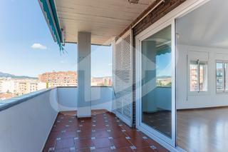 Pis  Avenida de josep tarradellas. Piso de tres habitaciones con balcón a un paso del eix macià