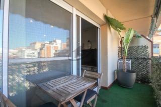 Ático en Can Serra. Ático con agradable balcón, vistas despejadas y trastero de uso