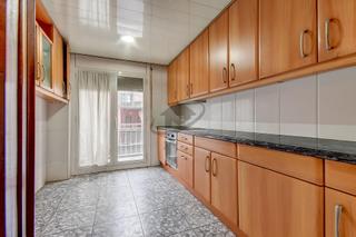 Pis a Centre-Eixample-Can Llobet. Espaciosa vivienda única en la zona con gran balcón y amplio tra