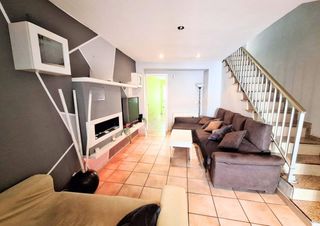 Casa a Poble - Casc Antic. Casa en dos plantas con piscina