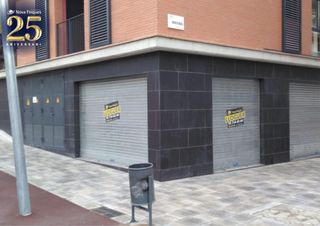 Lloguer Local Comercial a Poble - Casc Antic. Local esquinero en plaza mayor