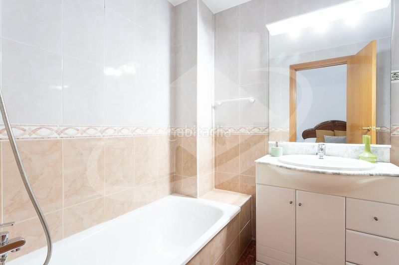 Foto 24eb8fc1-f457-411c-9b66-3b6d54c61a2b. Pis amb calefacció aparcament a Eixample Sabadell