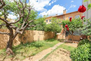 Casa adosada en Centre-Eixample-Can Llobet. Casa única con casi 300 m2 de uso y disfrute en pleno centro de