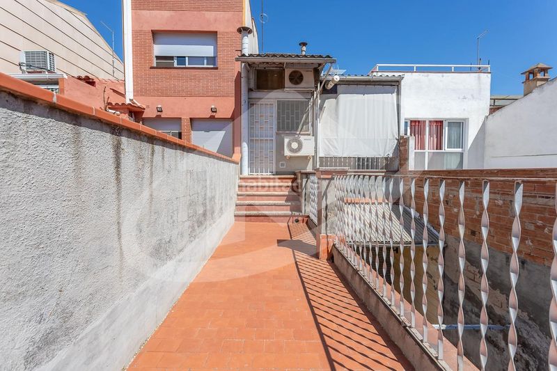 Foto d3cbbb92-eb9b-49db-a686-c9ae095f0044. Casa adossada amb aparcament a Gràcia Sabadell