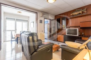 Reihenhaus  Carrer de lepant. Compra esta casa de dos vivienda a precio de una