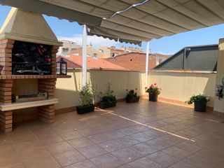 Casa adosada en Can Rull. Casa adosada con terraza y parquing en can rull