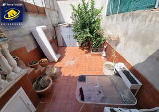 Casa adosada en Espai Tolra - Els Pedrissos - Can Carner. Casa en planta en semi centro