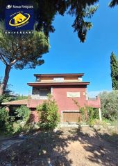 Masia a Sant Llorenç Savall. Casa en sant llorenç  comabella