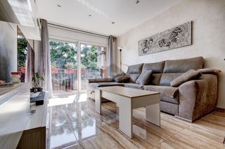 Flat in Centre-Eixample-Can Llobet. Luminoso y reformado piso esquinero con parking en el coraz�n de