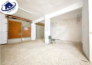 Lloguer Local Comercial a Barri Antic. Gran local esquinero