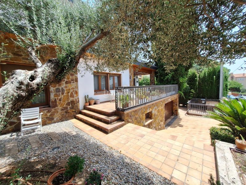 Foto df4d49b7-e439-413b-8674-2ed3f973bc05. Casa amb calefacció aparcament piscina a Airesol Castellar del Vallès