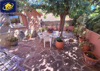 Reihenhaus in Eixample - Can Bogunyà. Casa esquinera todo exterior con patio para enamorarse