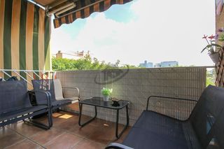Etagenwohnung in Can Serra. Vivienda en finca seminueva con piscina. amplio balcón y vistas