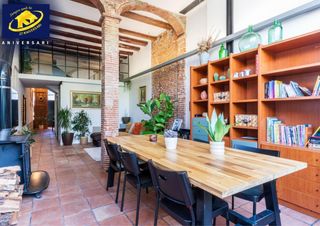 House in Poble - Casc Antic. Casa estilo industrial en passeig
