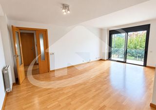 Flat  Carrer de copenhaguen. Piso en can llong con zona comunitaria para entrar a vivir