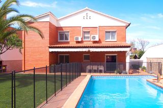 Chalet en Arxiu-Estaci. Amplia y cmoda unifamiliar de 300 m2 en mirasol