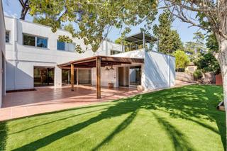 Chalet à Valldoreix. Único en su estilo en espectacular parcela llana céntrica