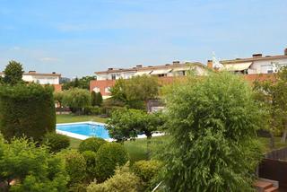 Affitto Casa bifamiliare  Carrer d'ordal. Con piscina, cerca ffcc