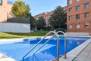 Lloguer Planta baixa  Carrer d'adrià gual. Con jardín y piscina comunitaria