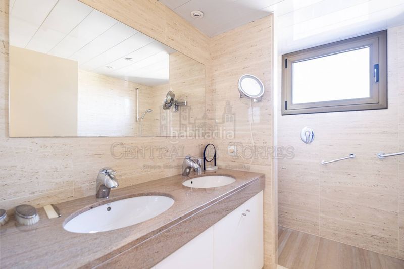 Foto 06518420-15ca-4775-b44c-435caedd3659. Àtic amb xemeneia calefacció aparcament piscina a Sant Cugat del Vallès