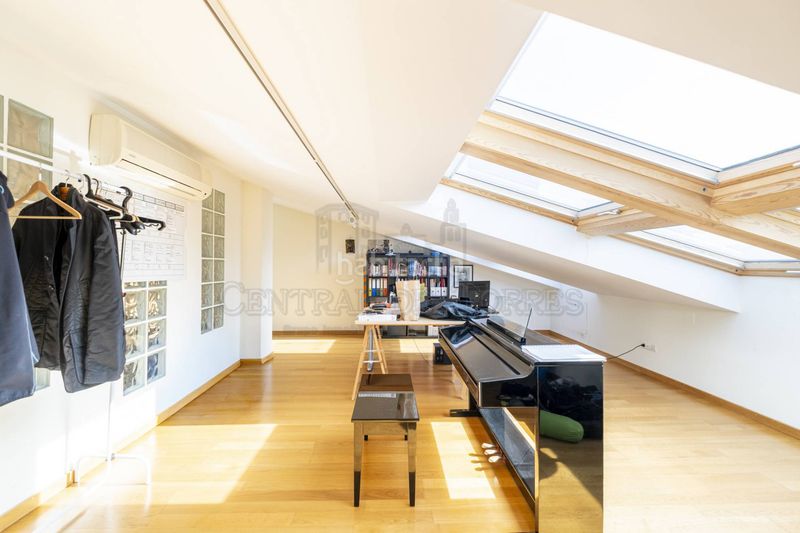 Foto 08765a7f-ddc9-474d-9d2b-30417dba8130. Àtic amb xemeneia calefacció aparcament piscina a Sant Cugat del Vallès