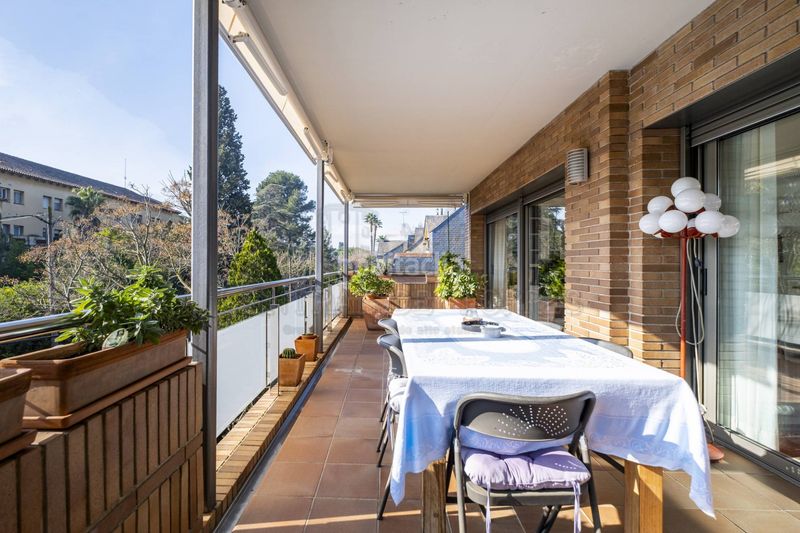 Foto 0b2724fc-e588-4ffc-9559-2697a51cddf5. Àtic amb xemeneia calefacció aparcament piscina a Sant Cugat del Vallès