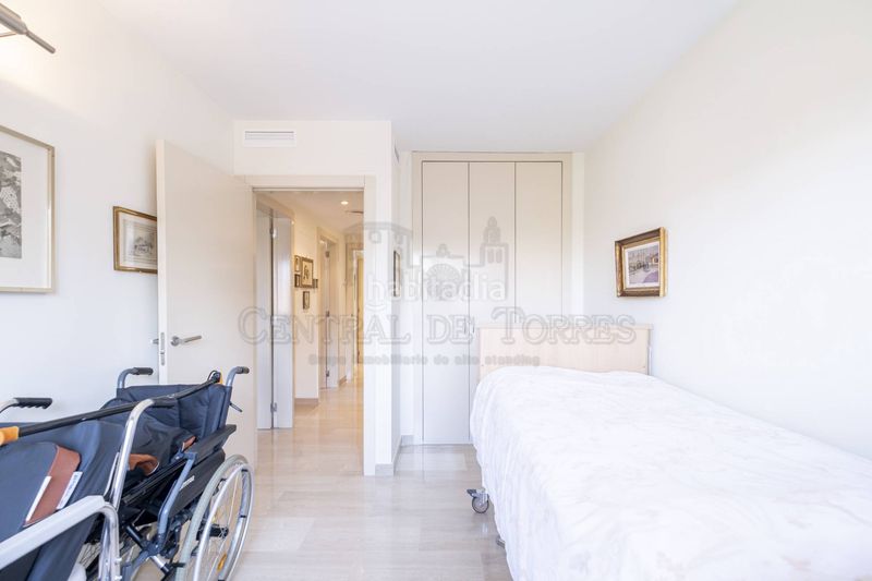 Foto 1299bd65-a671-4a42-8ca5-08087db393e8. Àtic amb xemeneia calefacció aparcament piscina a Sant Cugat del Vallès