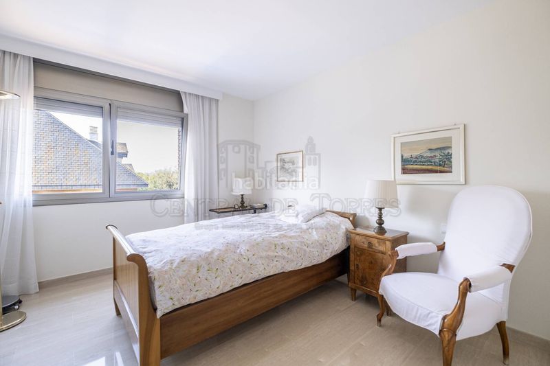 Foto 12af1069-ad49-4216-abf7-1ed5e0305414. Àtic amb xemeneia calefacció aparcament piscina a Sant Cugat del Vallès