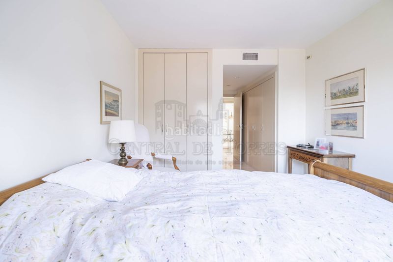 Foto 1beff848-130f-4af4-9ff9-7769d28513ad. Àtic amb xemeneia calefacció aparcament piscina a Sant Cugat del Vallès