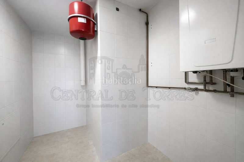 Foto 1d44dd11-924e-4bbb-b3ee-55ed254da8d9. Àtic amb xemeneia calefacció aparcament piscina a Sant Cugat del Vallès