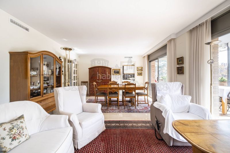 Foto 29ff3698-ed03-42a5-9922-641a61ffc4a8. Àtic amb xemeneia calefacció aparcament piscina a Sant Cugat del Vallès