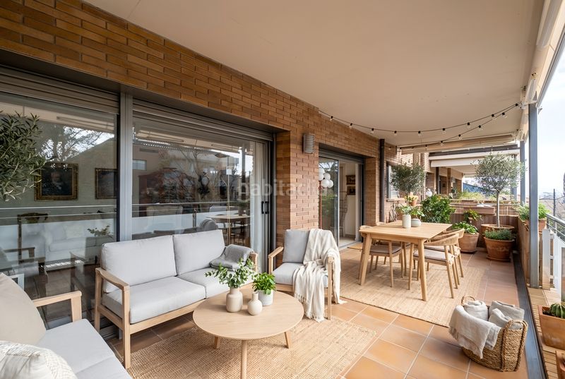 Foto 2d810733-ff4c-4967-8ab0-fa18e4aa9de5. Àtic amb xemeneia calefacció aparcament piscina a Sant Cugat del Vallès