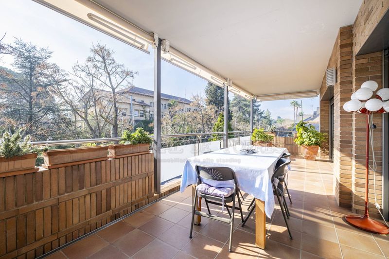 Foto 30e15c6f-cbc5-480b-be42-010bfcb59e4d. Àtic amb xemeneia calefacció aparcament piscina a Sant Cugat del Vallès