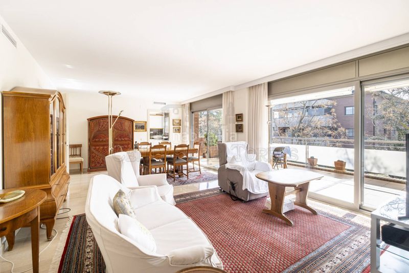 Foto 4ee1a398-7696-4a78-97ab-cd589345df39. Àtic amb xemeneia calefacció aparcament piscina a Sant Cugat del Vallès