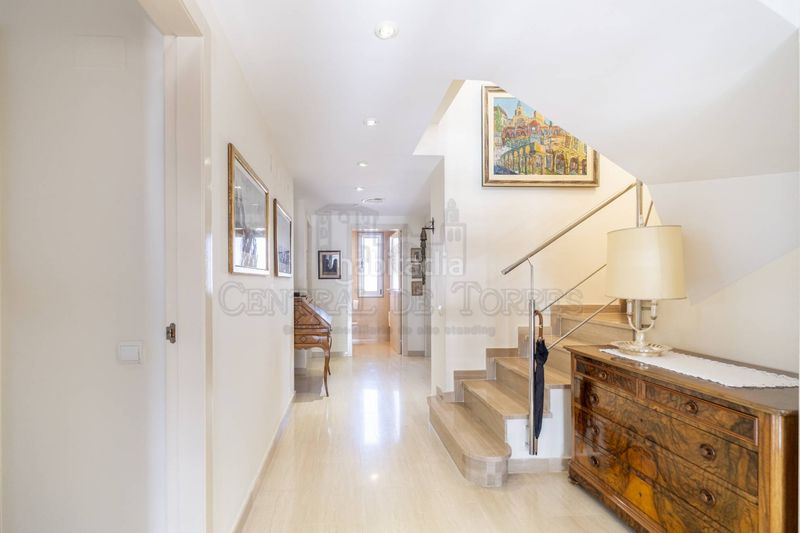 Foto 5241fdde-3f2a-4f52-b30d-4cb0dd3fdbd0. Àtic amb xemeneia calefacció aparcament piscina a Sant Cugat del Vallès