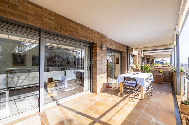 Foto 5b49c5a3-8ac4-43c5-8920-db9044ec21d8. Àtic amb xemeneia calefacció aparcament piscina a Sant Cugat del Vallès