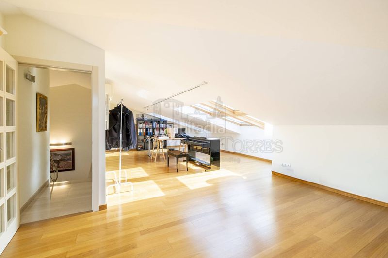 Foto 7706568b-356d-4724-99d6-3f12afa2e365. Àtic amb xemeneia calefacció aparcament piscina a Sant Cugat del Vallès