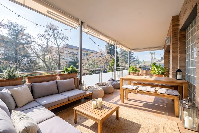 Foto 80daedb2-2fa9-46ad-9929-4c7f32dacaf5. Àtic amb xemeneia calefacció aparcament piscina a Sant Cugat del Vallès