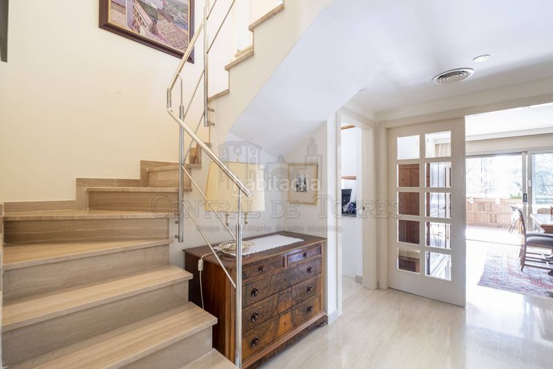 Foto 910ccc0e-fbd6-4eb8-abd0-1c79dd8c8847. Àtic amb xemeneia calefacció aparcament piscina a Sant Cugat del Vallès