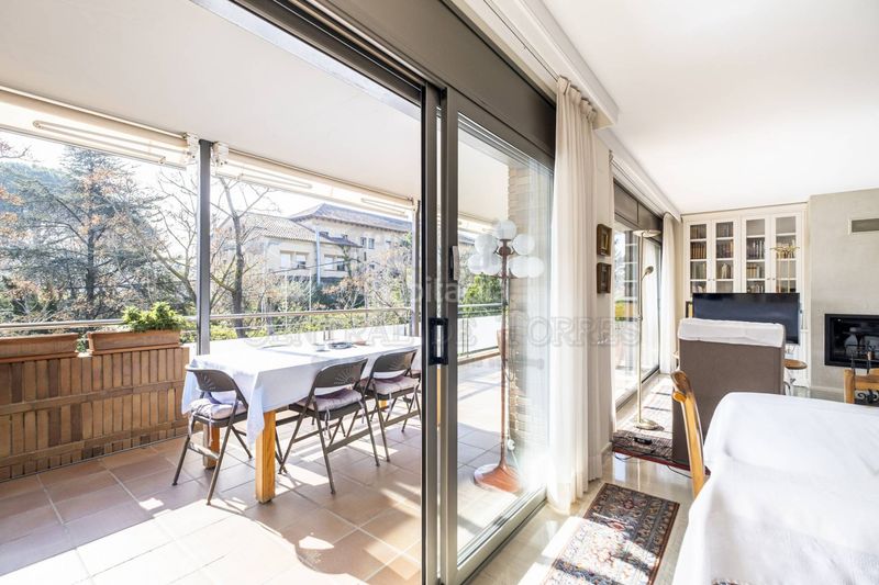 Foto a07356b0-81fc-4f77-afba-30fa1e769163. Àtic amb xemeneia calefacció aparcament piscina a Sant Cugat del Vallès