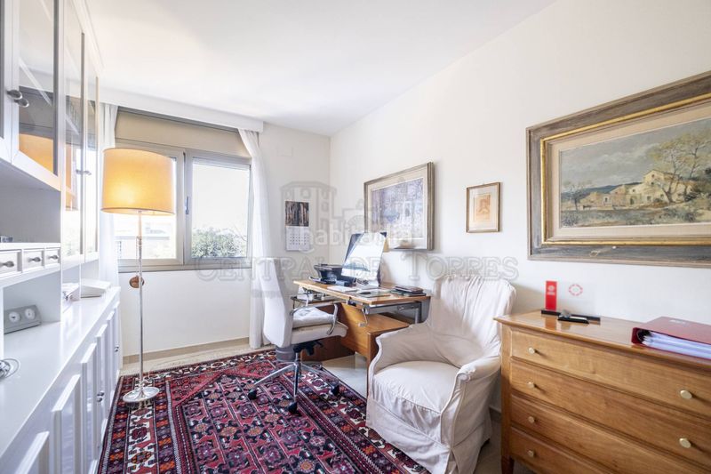 Foto a379fe1b-3a90-4b45-93d4-d6586c81ee1a. Àtic amb xemeneia calefacció aparcament piscina a Sant Cugat del Vallès