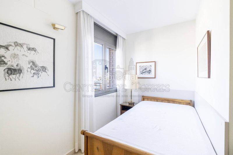 Foto b37784db-b61a-4b7d-a8c5-4119f53d2989. Àtic amb xemeneia calefacció aparcament piscina a Sant Cugat del Vallès