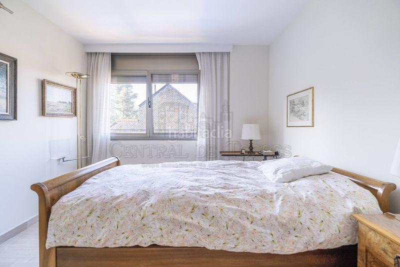 Foto b9d74c4e-6465-4426-9463-788268a8453b. Àtic amb xemeneia calefacció aparcament piscina a Sant Cugat del Vallès