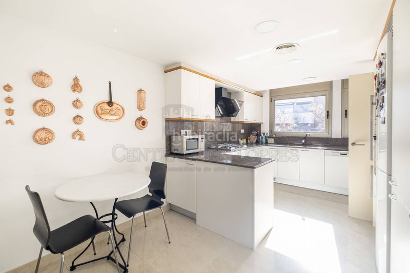 Foto bbbf613b-59e5-400f-868f-6624c5150468. Àtic amb xemeneia calefacció aparcament piscina a Sant Cugat del Vallès