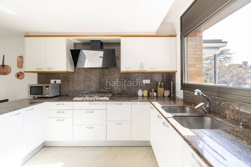 Foto c0f89454-419d-4c24-adf9-7e664cd81da8. Àtic amb xemeneia calefacció aparcament piscina a Sant Cugat del Vallès