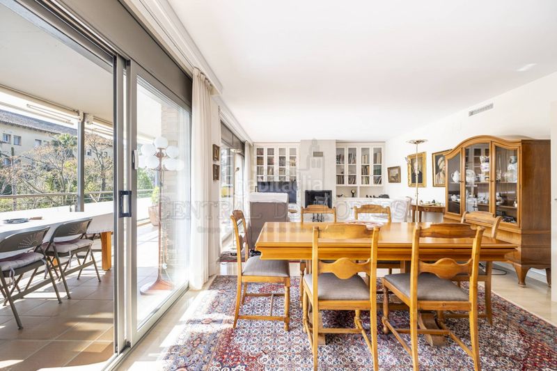 Foto d8b12022-d829-414b-8b55-d41892df4ffe. Àtic amb xemeneia calefacció aparcament piscina a Sant Cugat del Vallès