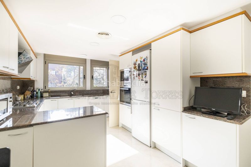 Foto d8d7ff64-36ef-4acc-a9a7-2af811d35b3d. Àtic amb xemeneia calefacció aparcament piscina a Sant Cugat del Vallès