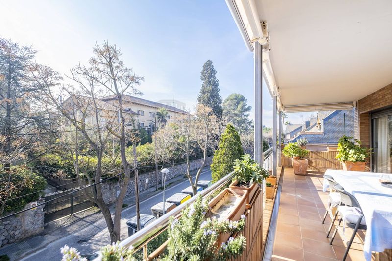 Foto dbcdc700-b75d-4844-a0ef-cb5daf43a5e5. Àtic amb xemeneia calefacció aparcament piscina a Sant Cugat del Vallès