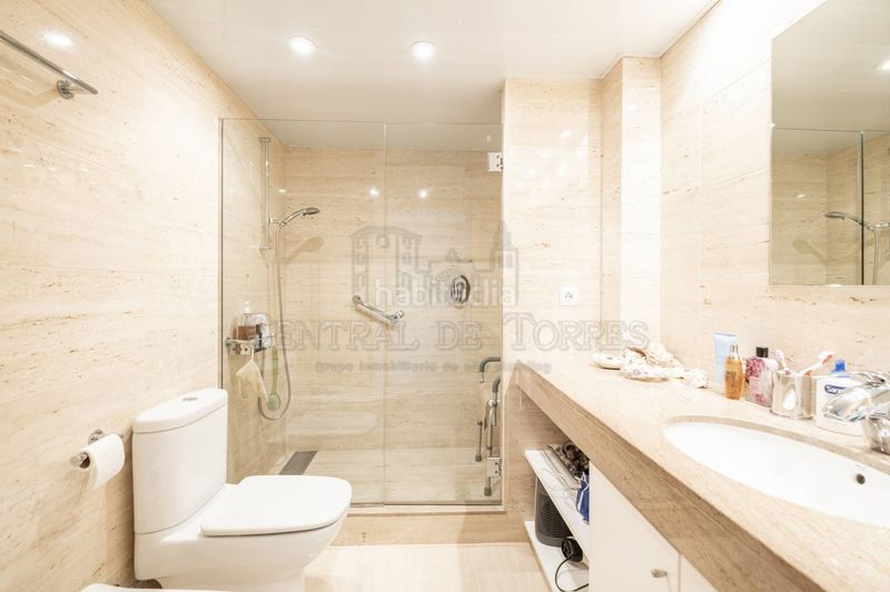 Foto e07a3742-bdcc-4165-8c80-1431d3ee3fc3. Àtic amb xemeneia calefacció aparcament piscina a Sant Cugat del Vallès