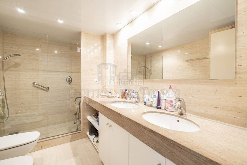 Foto e49cb869-17cb-4088-8366-eacd1ac84428. Àtic amb xemeneia calefacció aparcament piscina a Sant Cugat del Vallès